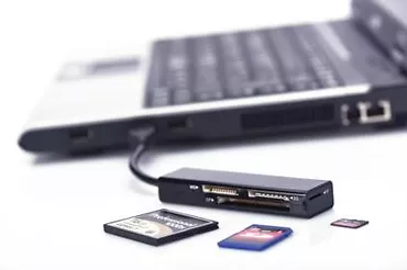 Czytnik kart 4-portowy USB 2.0 HighSpeed (CF, SD, Micro SD/SDHC, Memory Stick), czarny