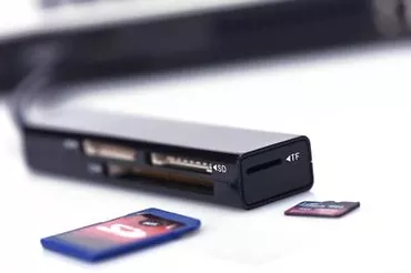 EDNET Czytnik kart 4-portowy USB 3.0 SuperSpeed (CF, SD, Micro SD/SDHC, Memory Stick), czarny