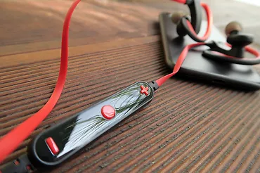 Optoma iL98BL Red by AWEI douszne sportowe słuchawki bezprzewodowe Bluetooth 4.2 | zaczepy zauszne | potoodporne | mikrofon