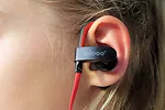 Optoma iL98BL Red by AWEI douszne sportowe słuchawki bezprzewodowe Bluetooth 4.2 | zaczepy zauszne | potoodporne | mikrofon