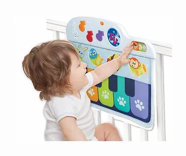 Pianinko na rame łóżeczka