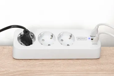 Digitus Listwa zasilająca biurkowa, 3 gniazda Schuko, 2x USB-A (2x 12W), 1x USB-C (30W) z zaciskiem na blat, kabel 1,5m, biała