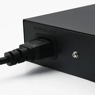 Qoltec Przełącznik sieciowy SWITCH FAST Ethernet PoE | 16x RJ45 10/100  Mb/s | 2x RJ45 Uplink 1000 Mb/s | 1x SFP 1000Mb/s