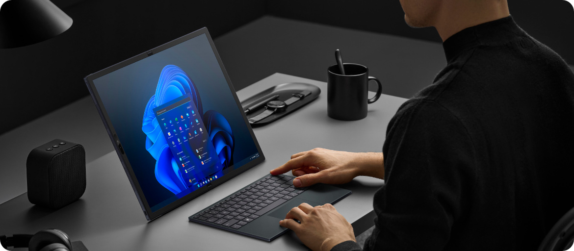 Asus Zenbook 17 Fold OLED w trybie desktop Asus Zenbook 17 Fold OLED podstawka statyw tryb stojący